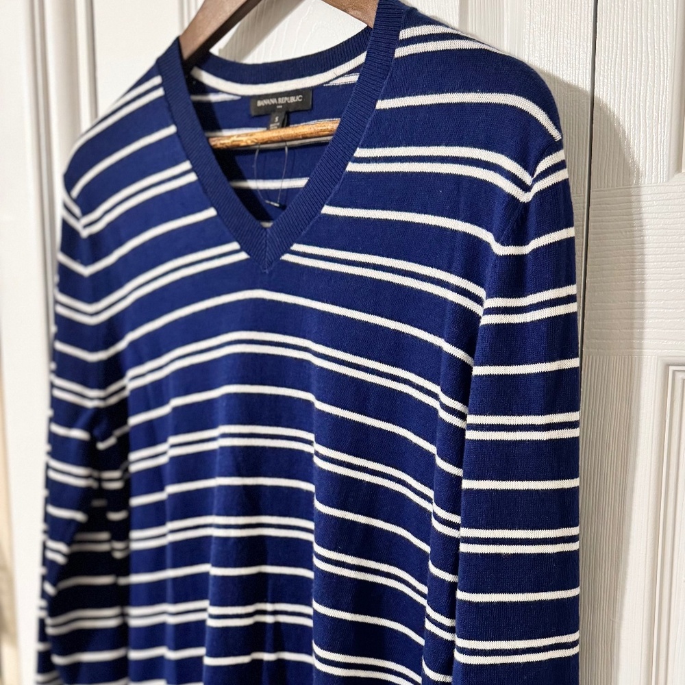 Banana Republic | Men's Sweater (Small) - Blue V-neck